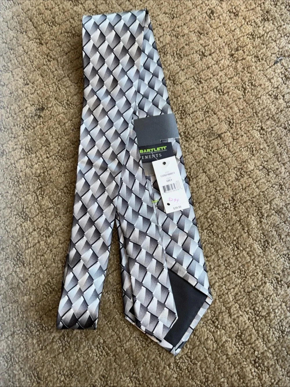 New with tags silk Men’s Silver Geometric neck Tie
